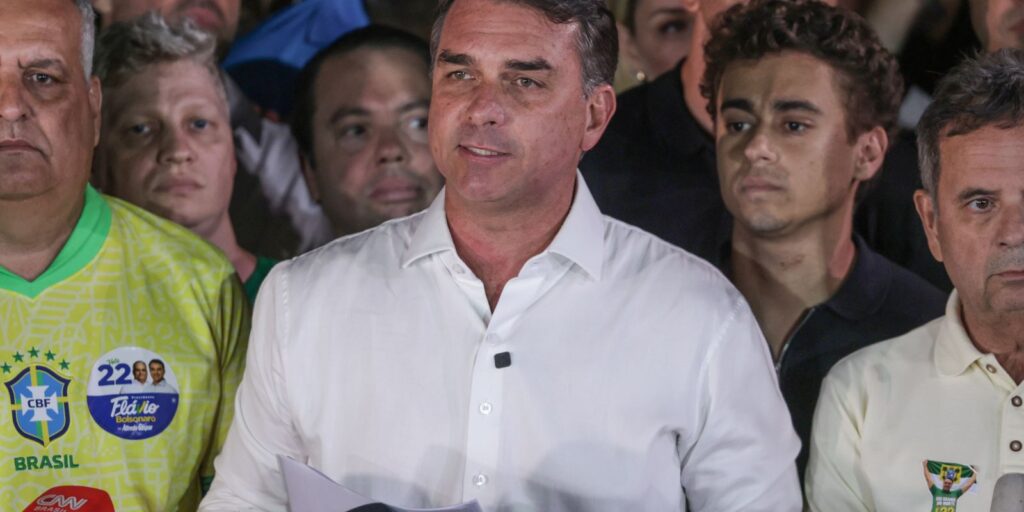 Em carta golpista, Flávio agradece Milei e Trump por apoio para fuga em-carta-golpista,-flavio-agradece-milei-e-trump-por-apoio-para-fuga