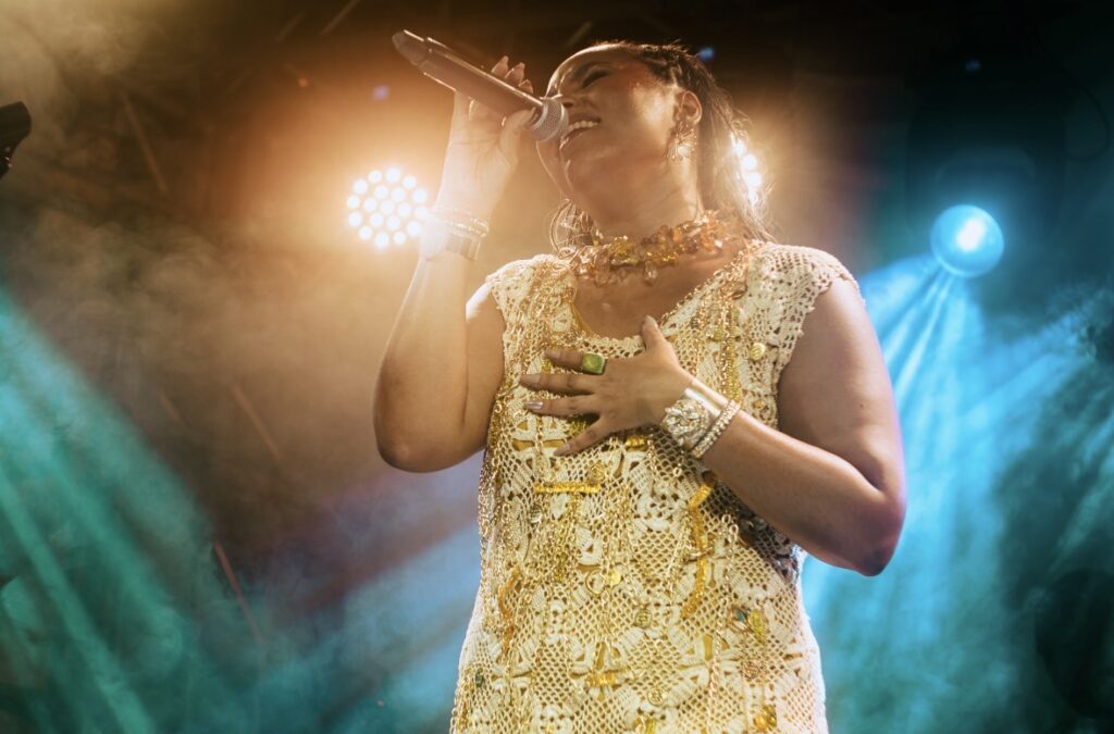 Donna Dona emociona e faz o público dançar em show marcante em Duque de Caxias